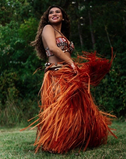 luau dancer grass skirt